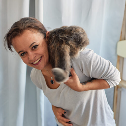 Porträt Inhaberin von Cattalk, Carmen Schell, mit ihrer BKH Katze auf der Schulter