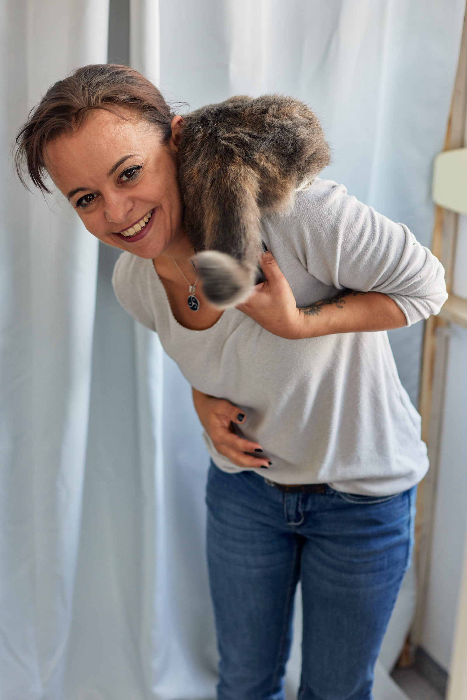 Porträt Inhaberin von Cattalk, Carmen Schell, mit ihrer BKH Katze auf der Schulter