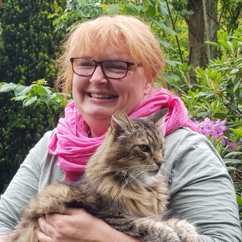 Portrait Schult Portrait Stefanie Schult mit einem Kater im Arm